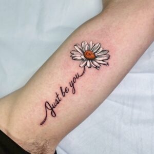 花×レタリングのタトゥー写真