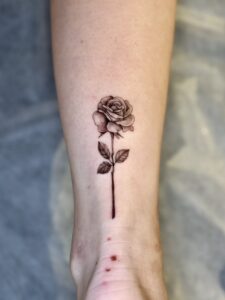 ブラックアンドグレイの薔薇のタトゥー写真