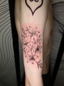 百合のタトゥーの写真