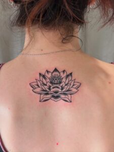 蓮のタトゥー写真