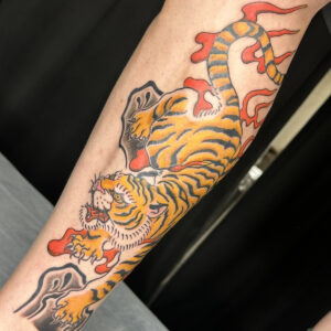和彫りの虎のタトゥーの写真