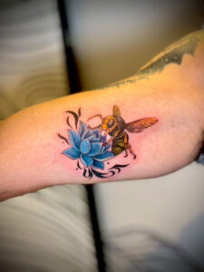 蜂と花のタトゥーの写真