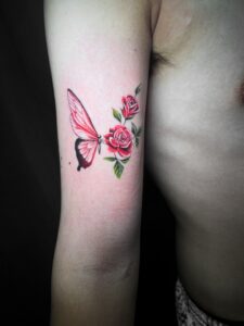 蝶々のタトゥーの写真