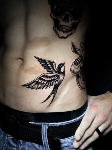 燕のタトゥーの写真