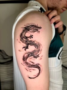 龍のブラックアンドグレイのタトゥー