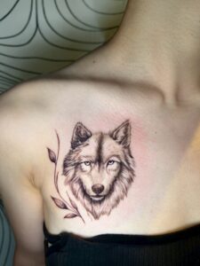 狼のブラックアンドグレイのタトゥー
