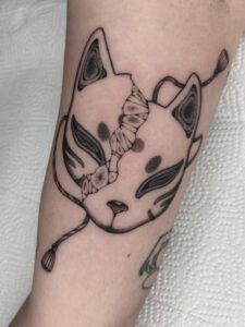 狐のお面のタトゥー写真