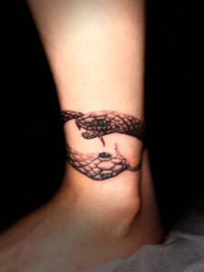 蛇のタトゥーの写真