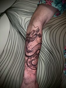 ブラックアンドグレイの龍の写真