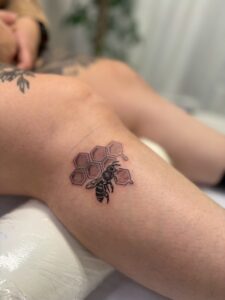 蜂のタトゥー写真