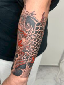 和彫りの鯉の写真