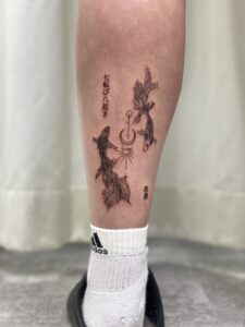 鯉と月のタトゥーの写真